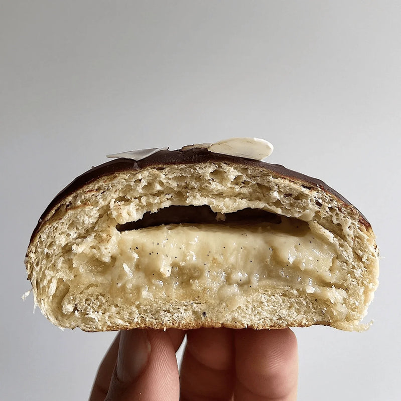 Fastelavnsboller m. kardemomme, remonce, vaniljecreme og mørk chokolade