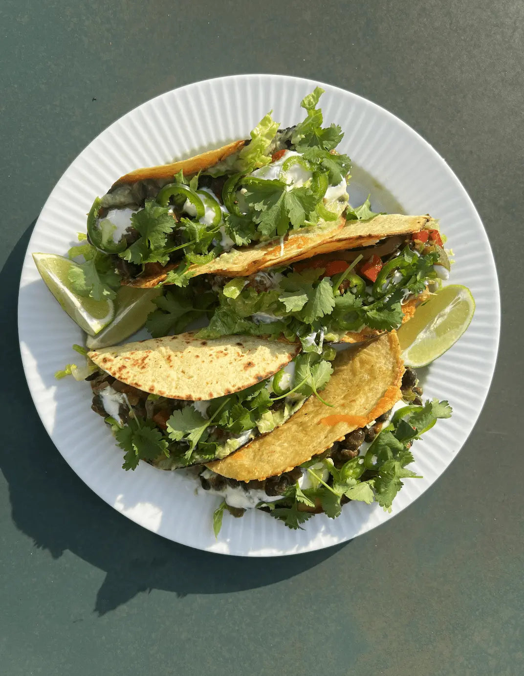 CRISPY CHEESE TACOS m. bønnefyld og salsa aguacate