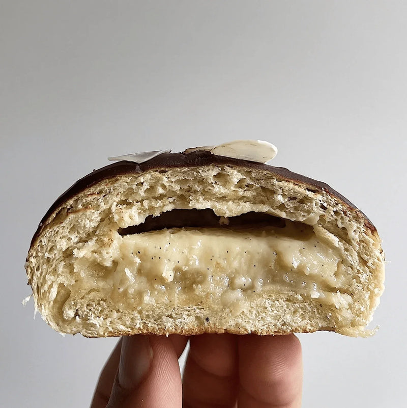 Fastelavnsboller m. kardemomme, remonce, vaniljecreme og mørk chokolade