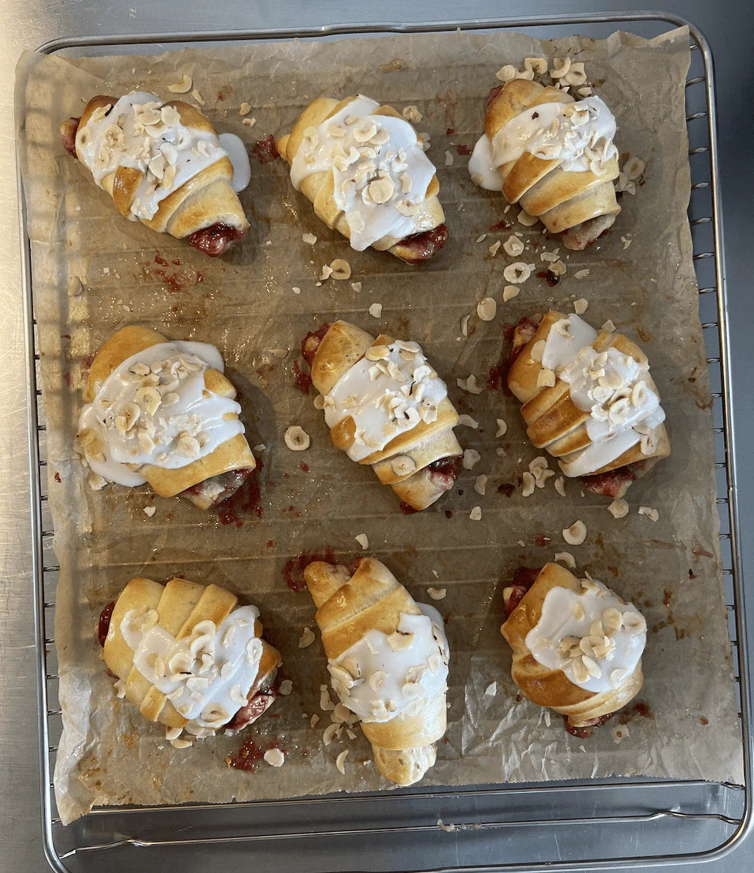 Kærnemælkshorn m. remonce og hindbær