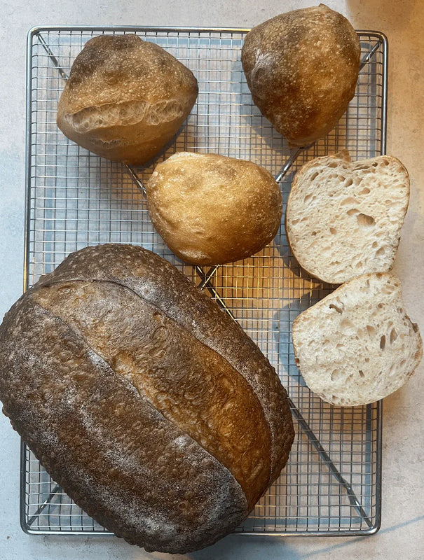 Koldhævede surdejsboller