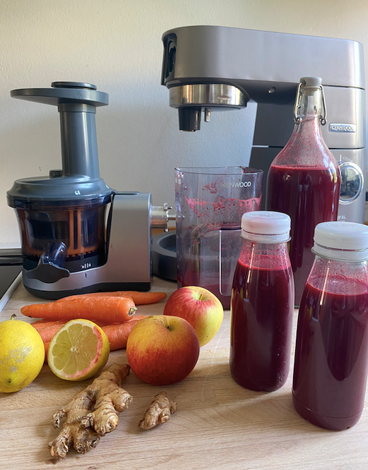 Lækker slowjuice og friskbagte boller med pulp