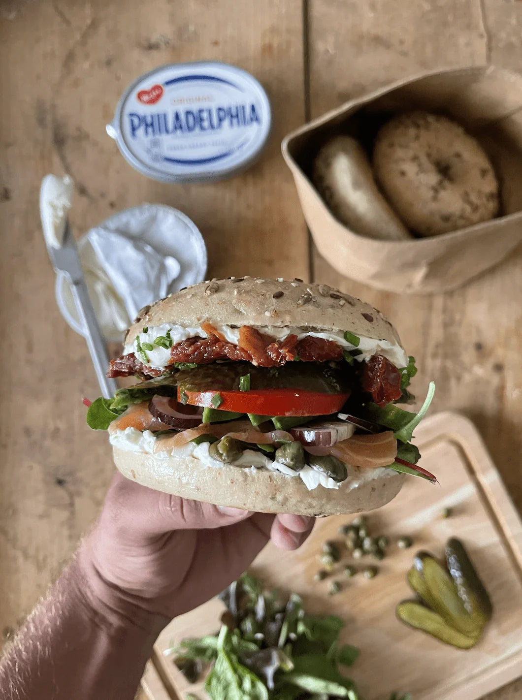 Philadelphia bagel med laks, avocado og soltørret tomat