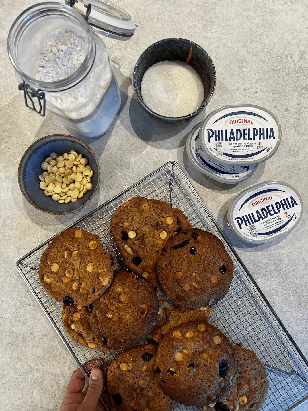 Philadelphia julecookies m. hvid chokolade og Amarena kirsebær