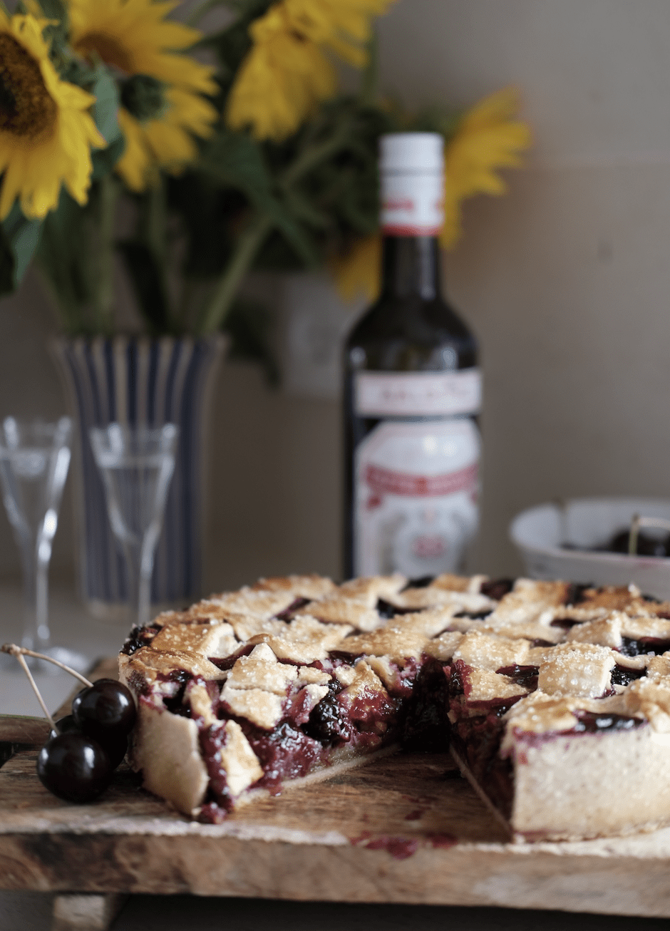 Sommer-bærtærte med mazarin, bær og Aalborg Porse Akvavit