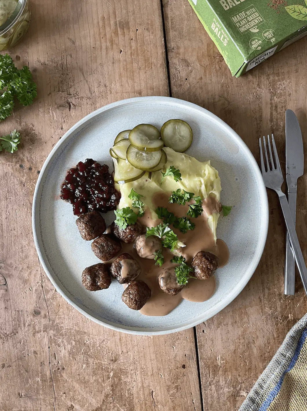 Svenske “plant-based balls” m. kartoffelmos, flødesauce og tyttebærsyltetøj
