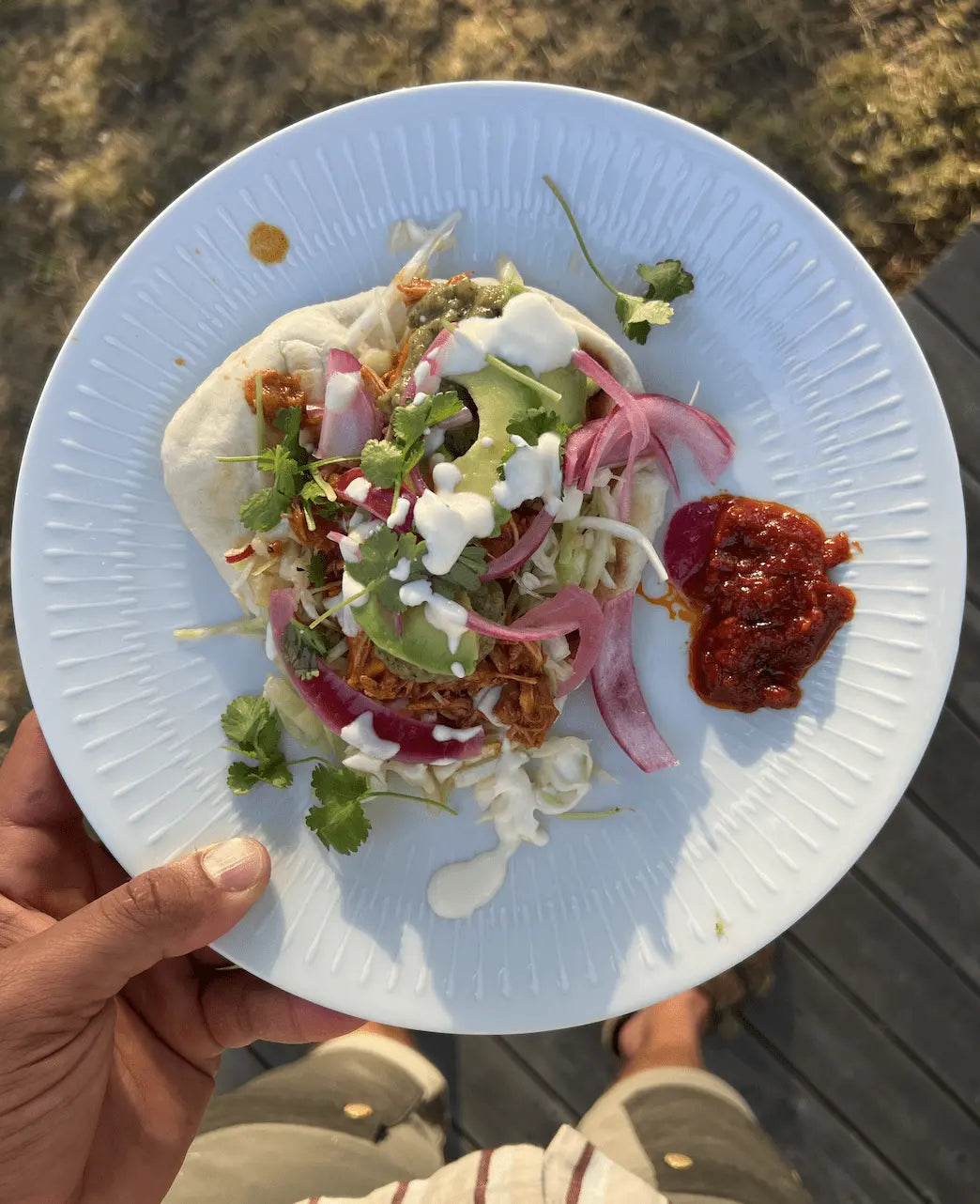 Tacos med kyllinge-carnitas, grillet grøntsags-salsa, syltede rødløg og koriander