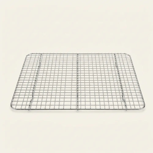 Rektangulær afkølingsrist i rustfrit stål med ternet mønster og små fødder, vist på lys baggrund i et fotostudie.